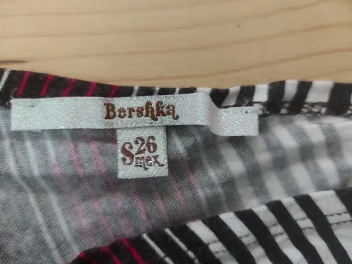 Υπέροχο φόρεμα Bershka με πολυ όμορφα και ιδιαίτερα σχέδια Νο Small 3€