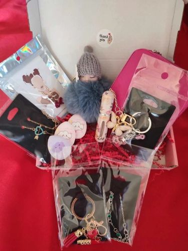 Kawaii Gift Box - Σετ Δώρου με Μπρελόκ, Αξεσουάρ & Θήκη Αρώματος - Έτοιμο για Δώ