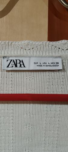 Λευκή μπλούζα Zara με V λαιμόκοψη και κουμπιά, μέγεθος